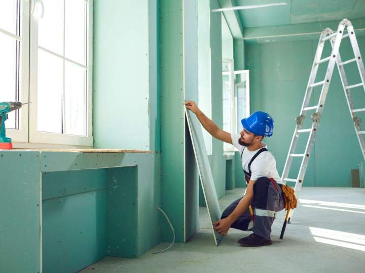 Nous posons les plaques de plâtre.